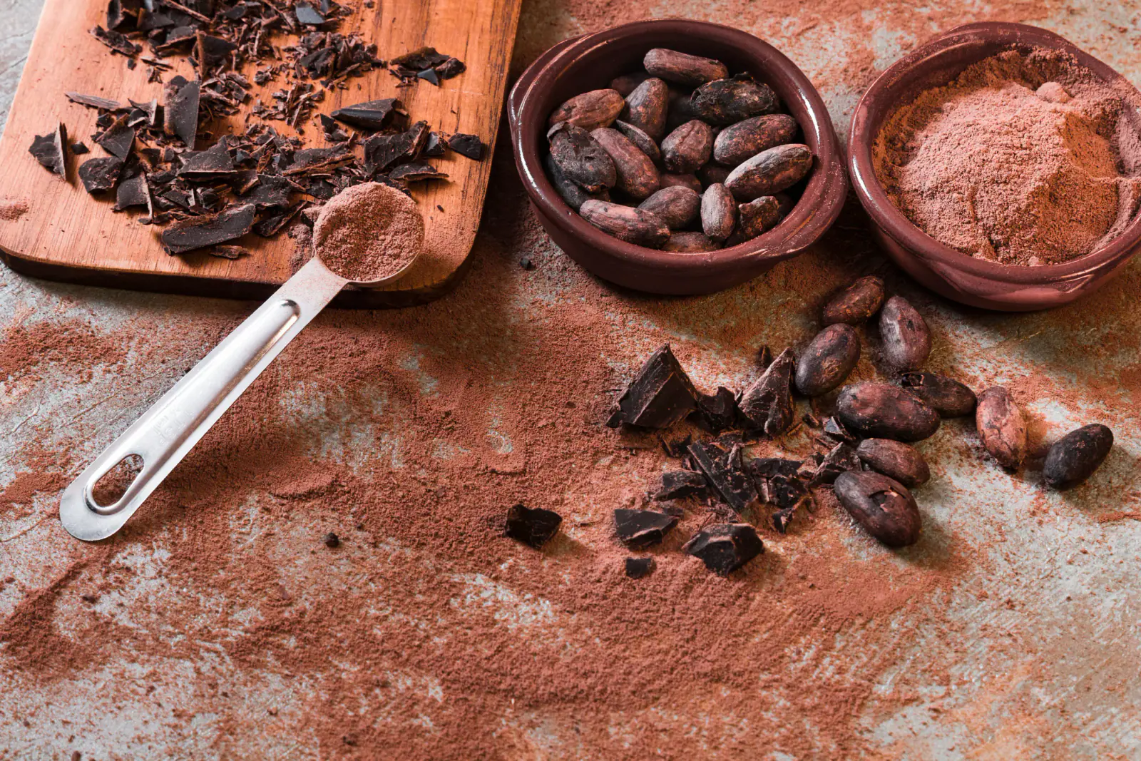 Los granos de cacao, la materia prima del cacao en polvo